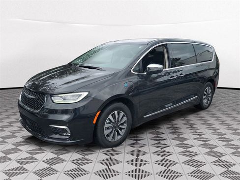 Used 2022 Chrysler Pacifica Limited image 2