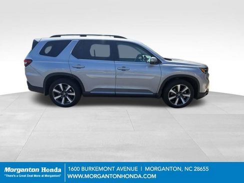 Used 2023 Honda Pilot Touring image 3