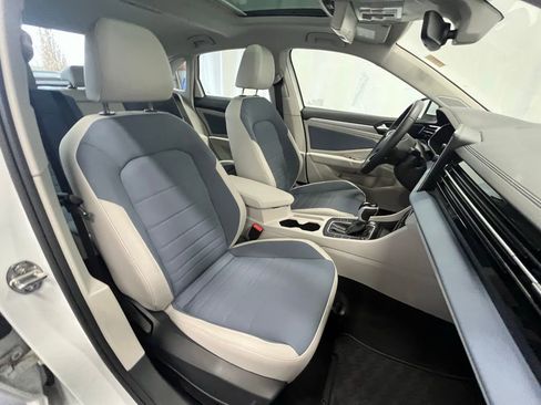 Certified 2025 Volkswagen Jetta SE image 13