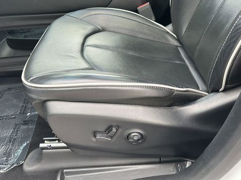 Used 2025 Chrysler Pacifica Limited FWD image 16