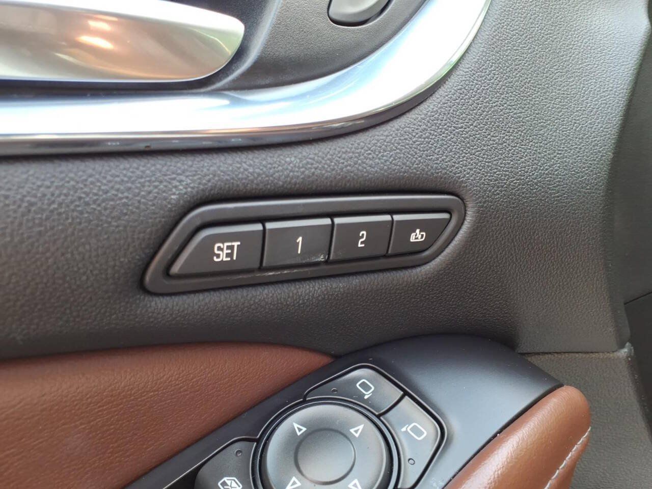 Used 2018 Buick Enclave Avenir w/ Avenir Technology Package AWD/4WD image 11
