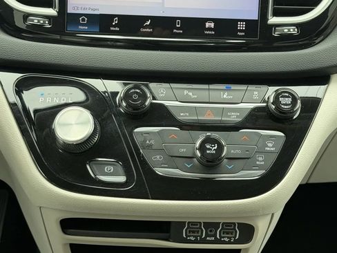Used 2023 Chrysler Pacifica Touring-L image 22