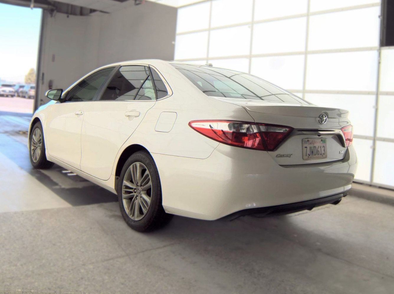 Used 2015 Toyota Camry SE w/ Moonroof Package FWD image 6