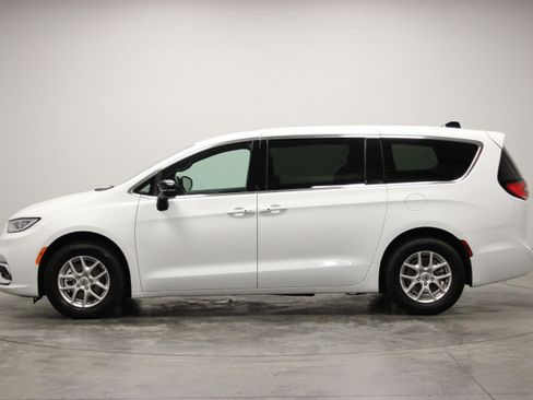 Used 2025 Chrysler Pacifica Select FWD image 5