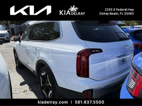 Used 2023 Kia Telluride S w/ S Sunroof Package FWD image 3