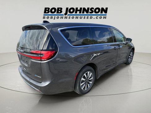 Used 2023 Chrysler Pacifica Touring-L FWD image 3