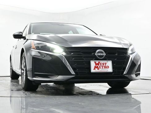 Used 2023 Nissan Altima 2.5 SV FWD image 30