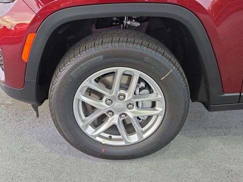New 2025 Jeep Grand Cherokee Laredo image 11