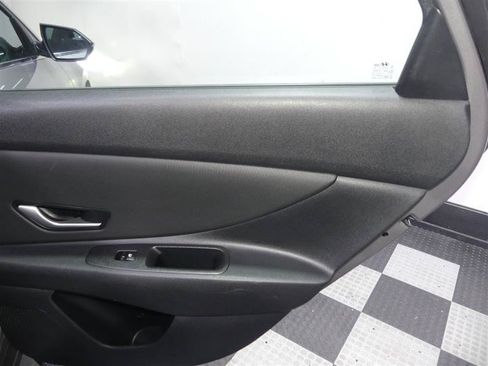 Used 2022 Hyundai Elantra Limited FWD image 27