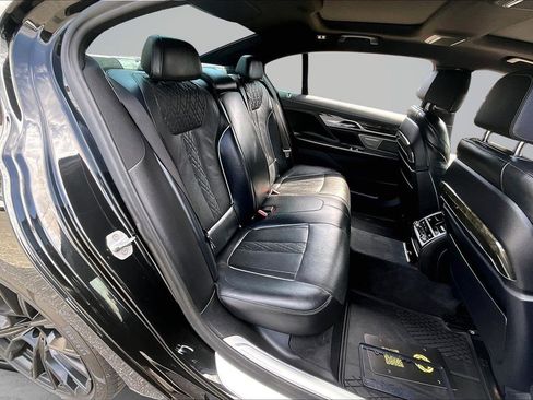 Used 2020 BMW 750i xDrive w/ M Sport Package AWD/4WD image 25