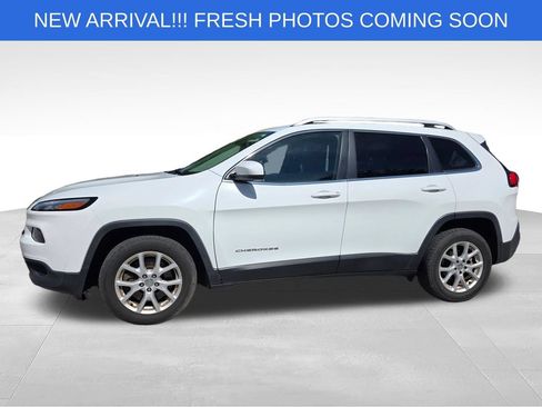 Used 2017 Jeep Cherokee Latitude w/ Safety/Convenience Group FWD image 3