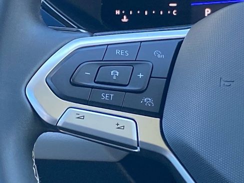 Used 2022 Volkswagen Taos SE w/ Panoramic Sunroof Package image 6