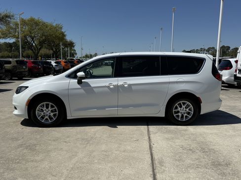 Used 2023 Chrysler Voyager LX image 8