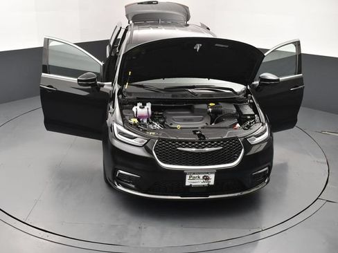 Used 2025 Chrysler Pacifica Select AWD/4WD image 27