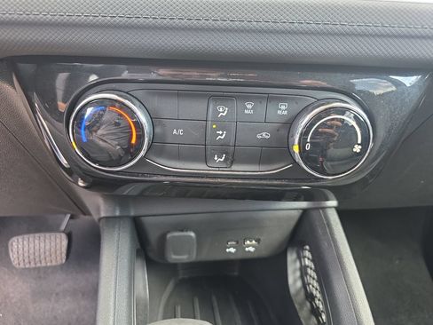 Used 2025 Chevrolet TrailBlazer LT AWD/4WD image 19