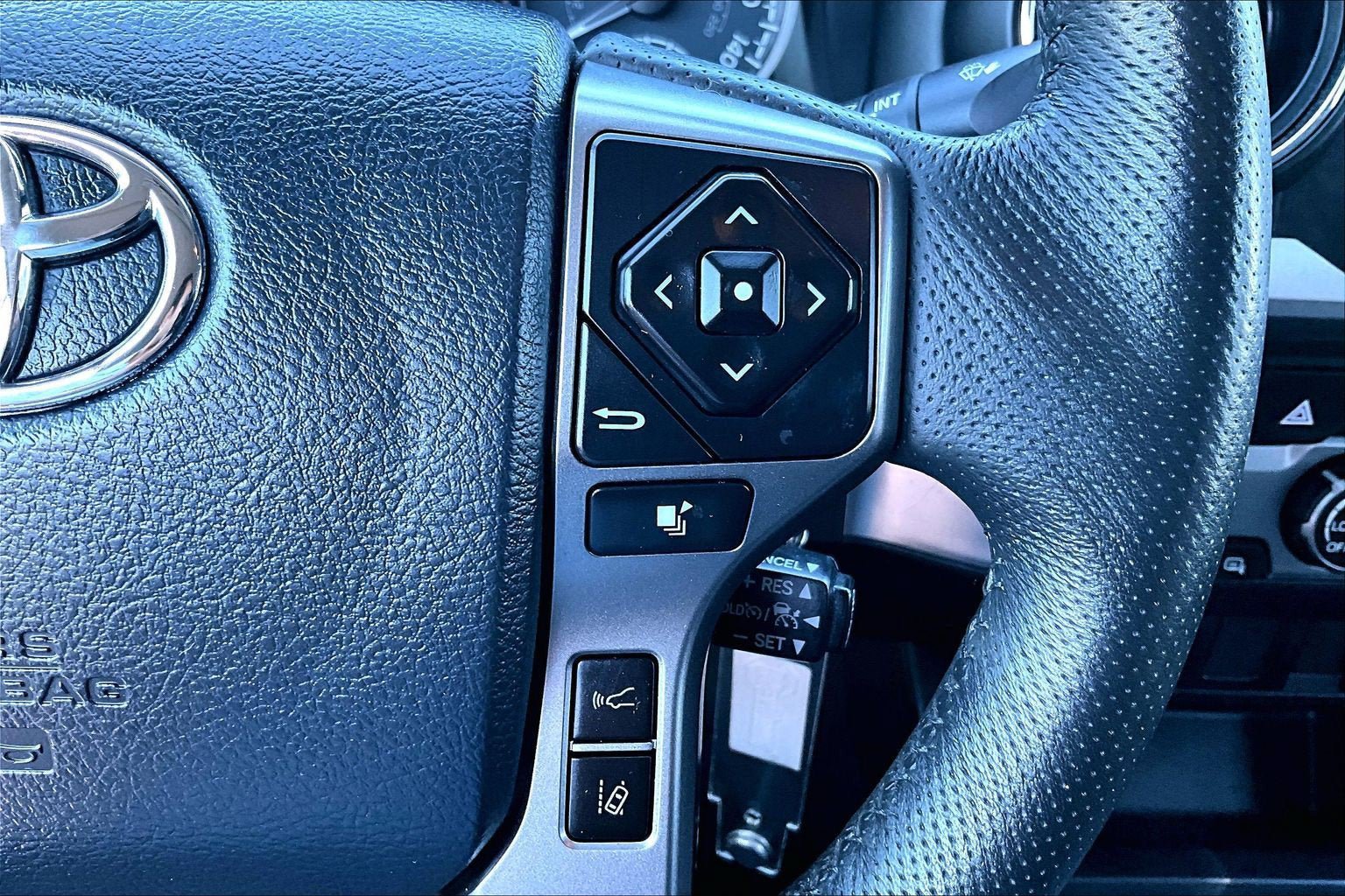 Used 2020 Toyota Tacoma SR5 w/ SR5 Appearance Package (SM) AWD/4WD image 18