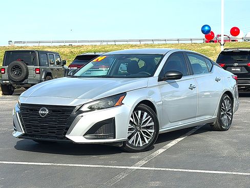 Used 2024 Nissan Altima 2.5 SV image 2