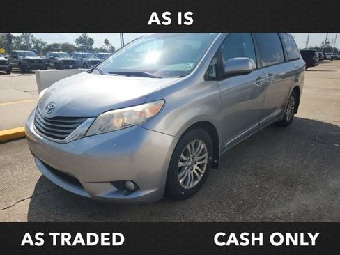 Used 2013 Toyota Sienna XLE w/ Entertainment Pkg FWD image 3
