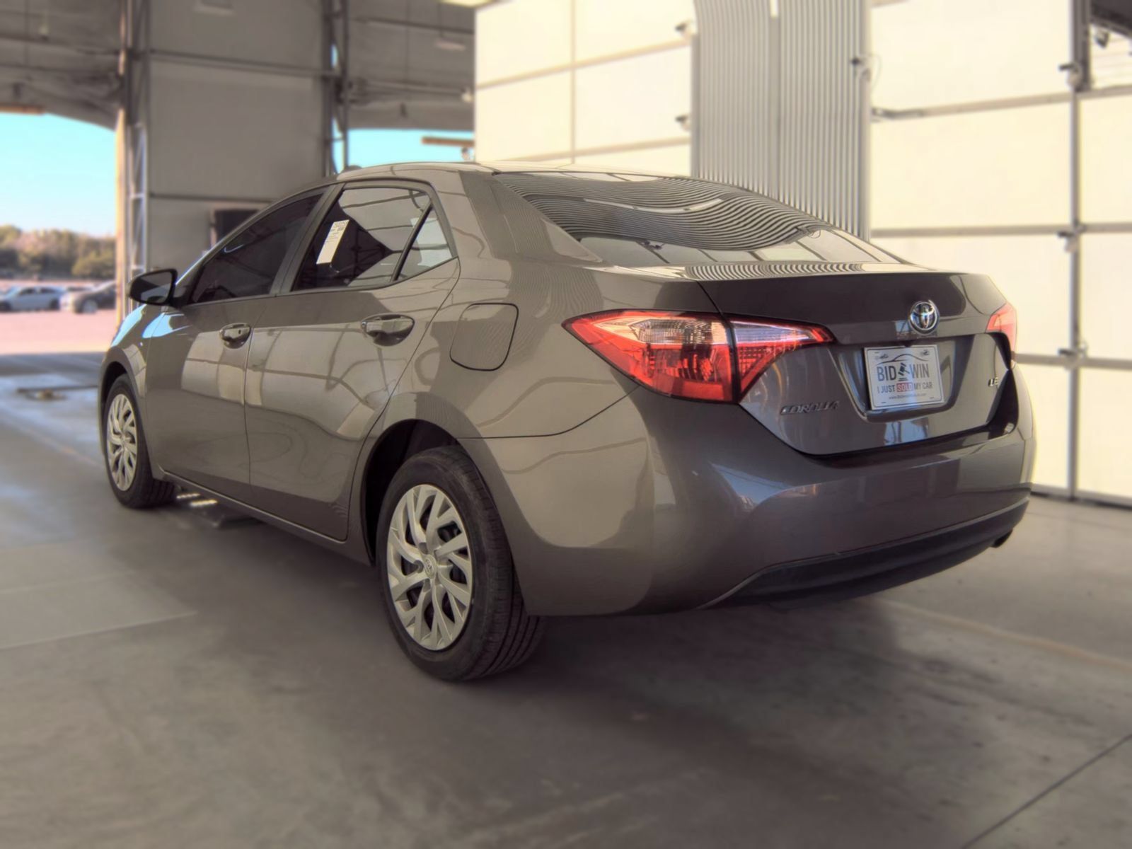 Used 2018 Toyota Corolla LE FWD image 2