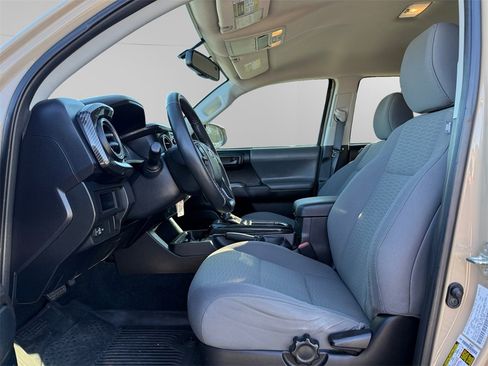 Used 2017 Toyota Tacoma SR5 image 9