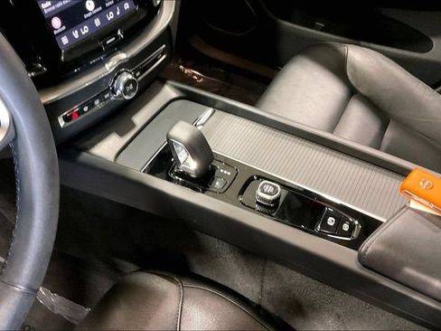 Certified 2024 Volvo XC60 B5 Core w/ Protection Package Premier AWD/4WD image 18