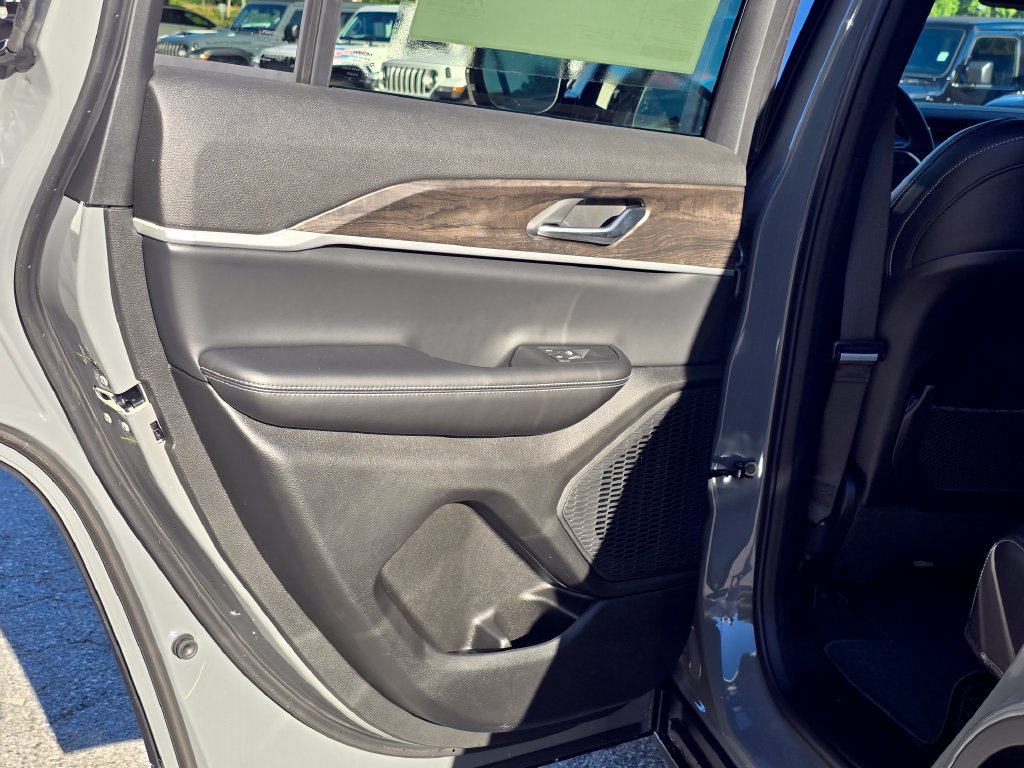 New 2027 Jeep Grand Cherokee Altitude RWD image 37