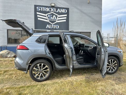 Used 2025 Toyota Corolla Cross XLE w/ Convenience Package image 23