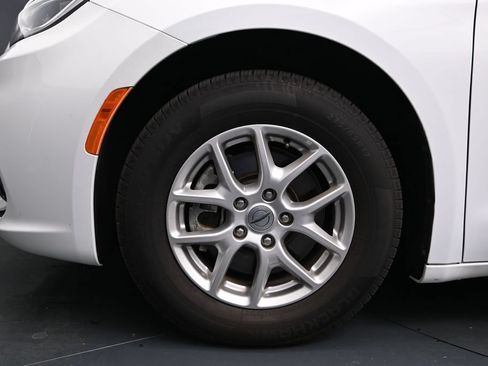Used 2024 Chrysler Pacifica Touring-L FWD image 14