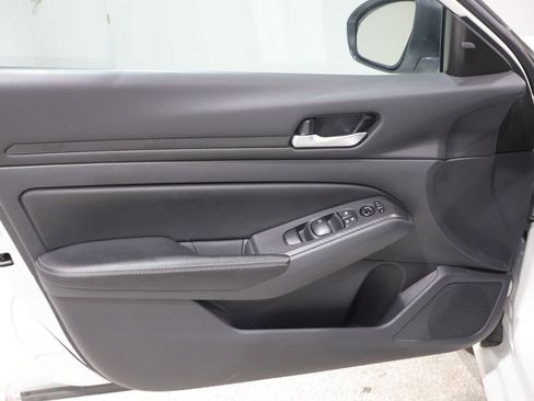 Used 2025 Nissan Altima 2.5 SV FWD image 13