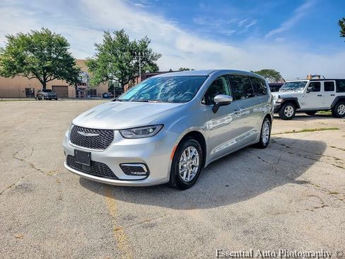 Used 2023 Chrysler Pacifica Touring-L FWD image 9