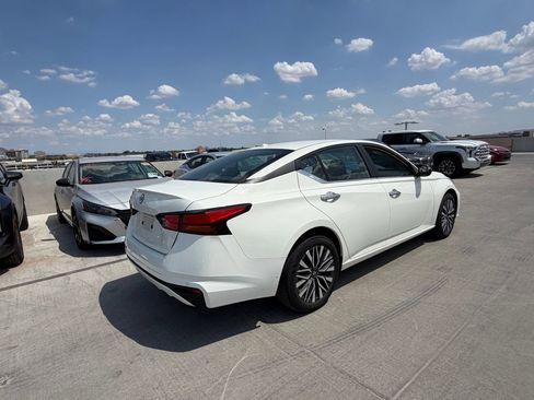 Used 2025 Nissan Altima 2.5 SV FWD image 3
