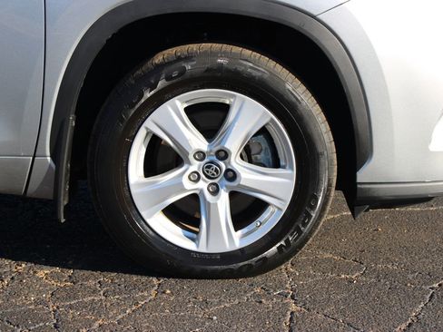 Used 2024 Toyota Highlander LE AWD/4WD image 12