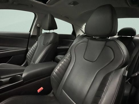 Certified 2025 Hyundai Elantra Limited FWD image 11