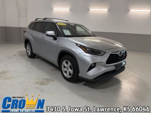 Used 2023 Toyota Highlander LE FWD image 1
