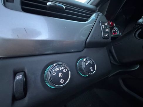 Used 2018 Chevrolet Suburban LT w/ Luxury Package AWD/4WD image 6