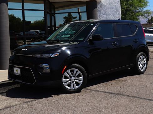Used 2022 Kia Soul LX FWD image 2