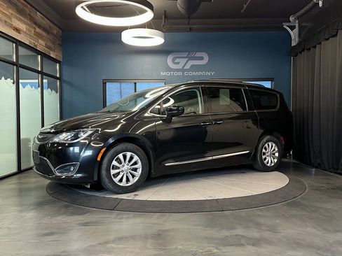 Used 2019 Chrysler Pacifica Touring-L image 7