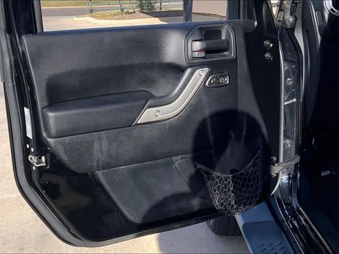 Used 2015 Jeep Wrangler Unlimited Sahara image 22