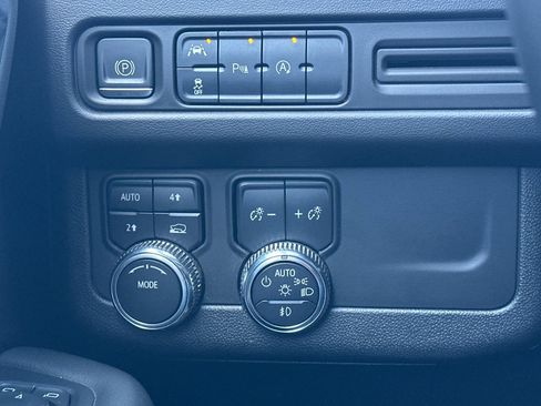 Used 2023 GMC Yukon XL SLT image 41