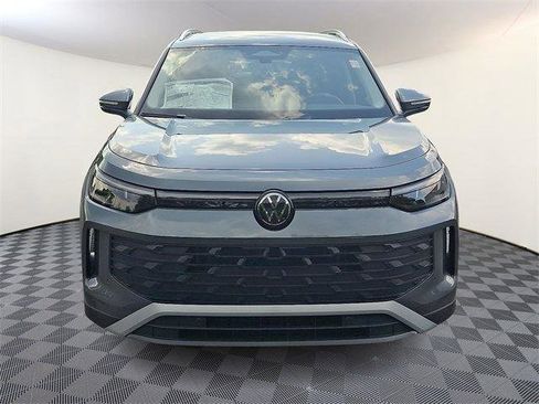 New 2025 Volkswagen Tiguan SE image 2