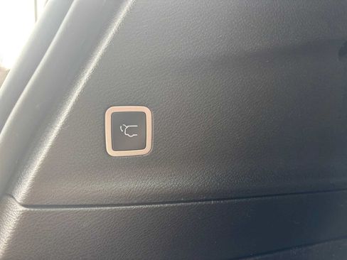 Used 2025 Chrysler Pacifica Limited FWD image 7