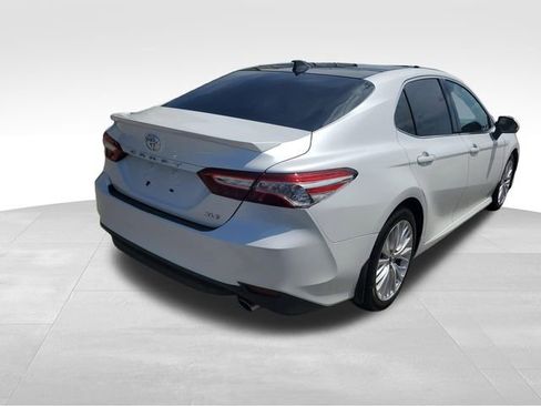 Used 2020 Toyota Camry XLE w/ Navigation Package FWD image 4