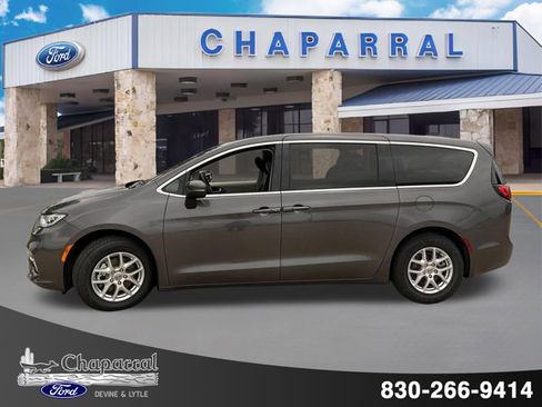 Used 2023 Chrysler Pacifica Touring-L FWD image 3