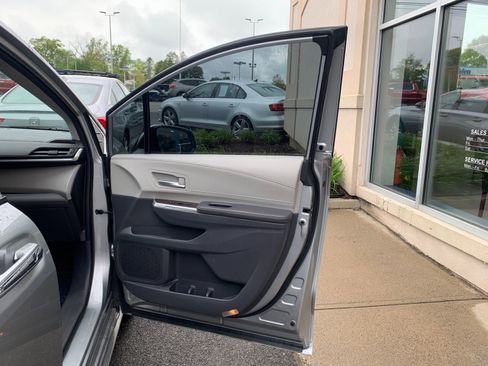 Used 2022 Toyota Sienna XLE AWD/4WD image 40