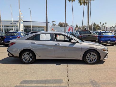 Used 2025 Hyundai Elantra Hybrid FWD image 5