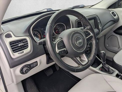 Used 2019 Jeep Compass Latitude FWD image 9