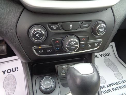 Used 2017 Jeep Cherokee Limited image 35