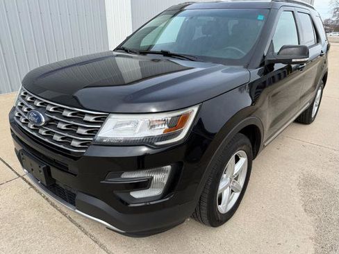 Used 2016 Ford Explorer XLT image 2