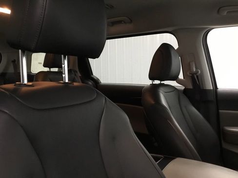 Used 2025 Kia Carnival FWD image 23
