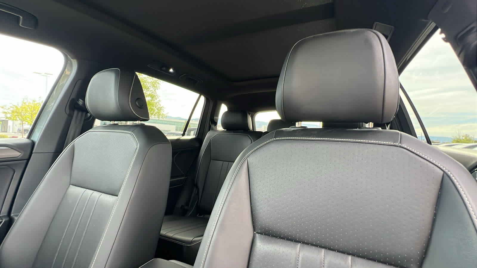 Certified 2023 Volkswagen Tiguan SE R-Line FWD image 11